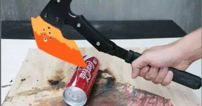 Experiment 1000 degree glowing axe vs cocacola